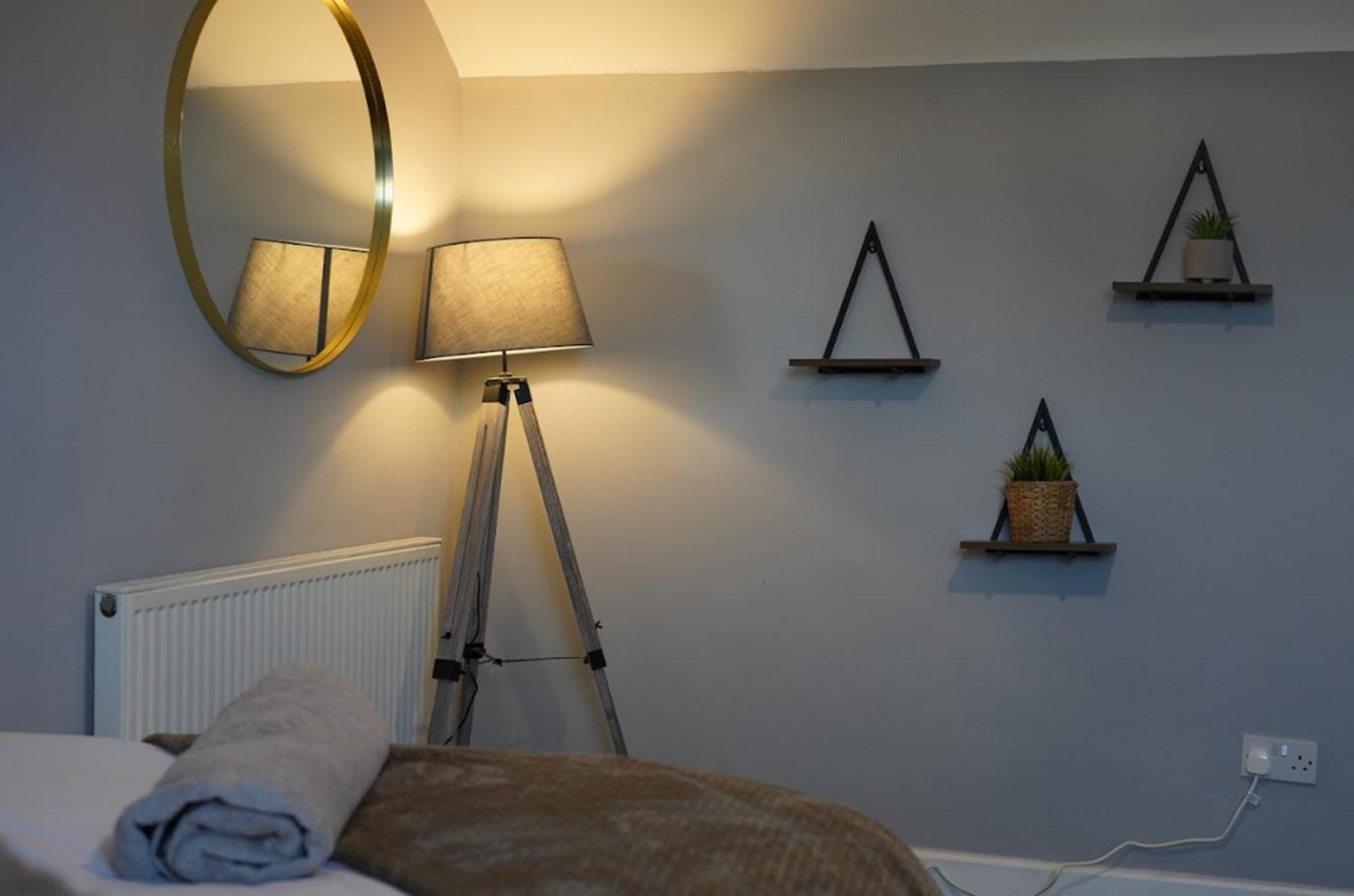 Castle Boulevard - 3 Bedrooms Sleeps 5, Free Parking & Wifi - Close To Centre, & Hospital