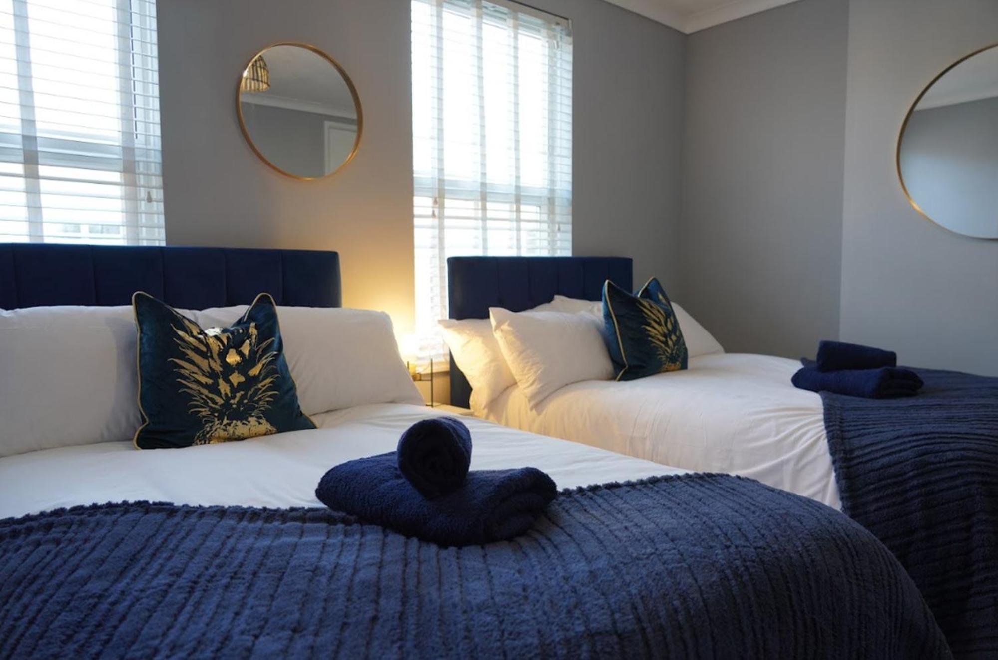 Castle Boulevard - 3 Bedrooms Sleeps 5, Free Parking & Wifi - Close To Centre, & Hospital *