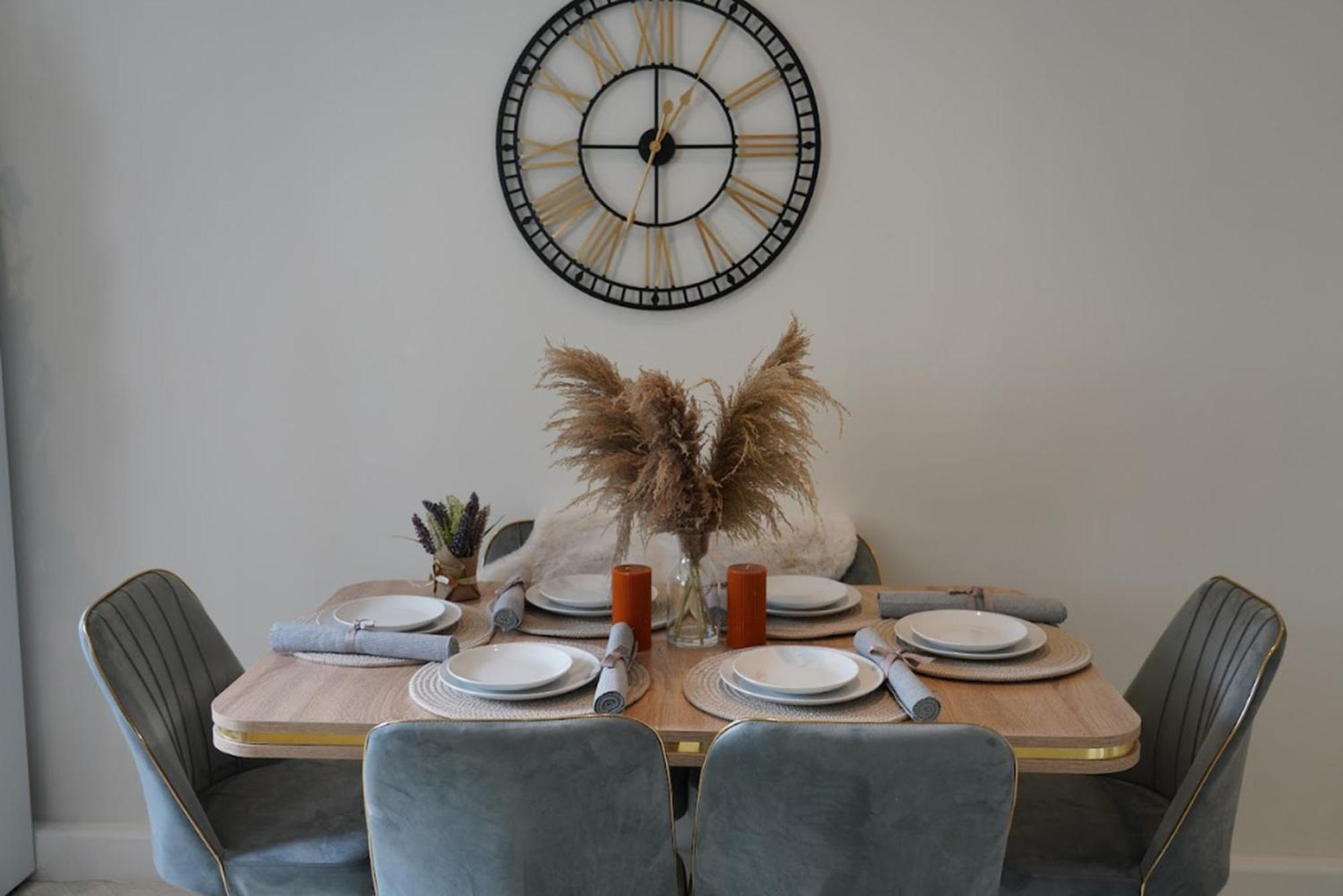 Castle Boulevard - 3 Bedrooms Sleeps 5, Free Parking & Wifi - Close To Centre, & Hospital *