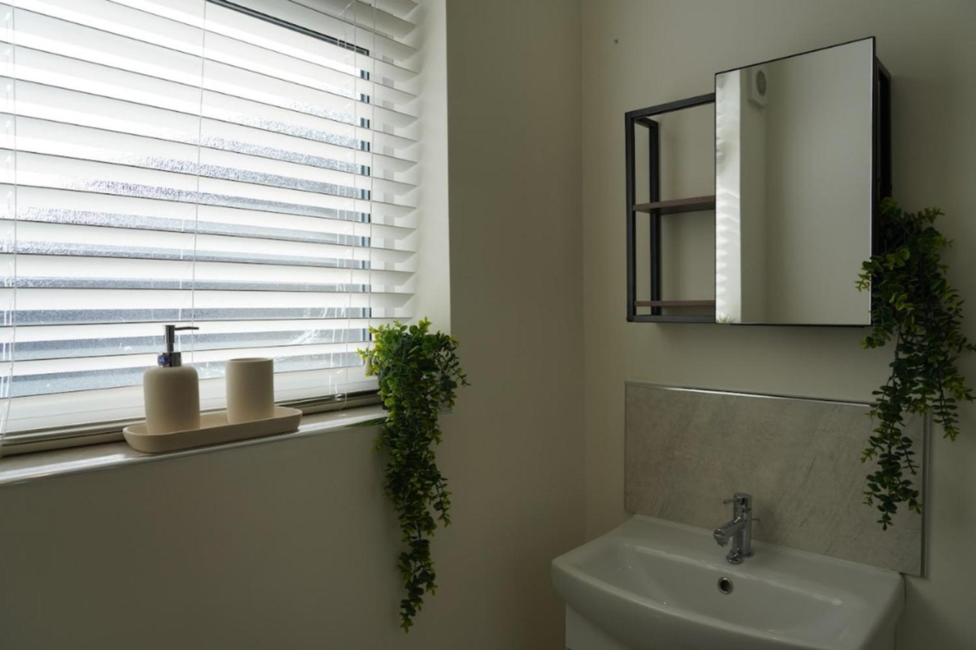 Castle Boulevard - 3 Bedrooms Sleeps 5, Free Parking & Wifi - Close To Centre, & Hospital *