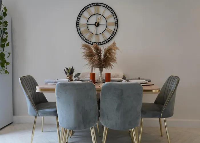 Castle Boulevard Nottingham - 3 Bedrooms Sleeps 5, Free Parking & Wifi - Close To City Centre, University & Hospital