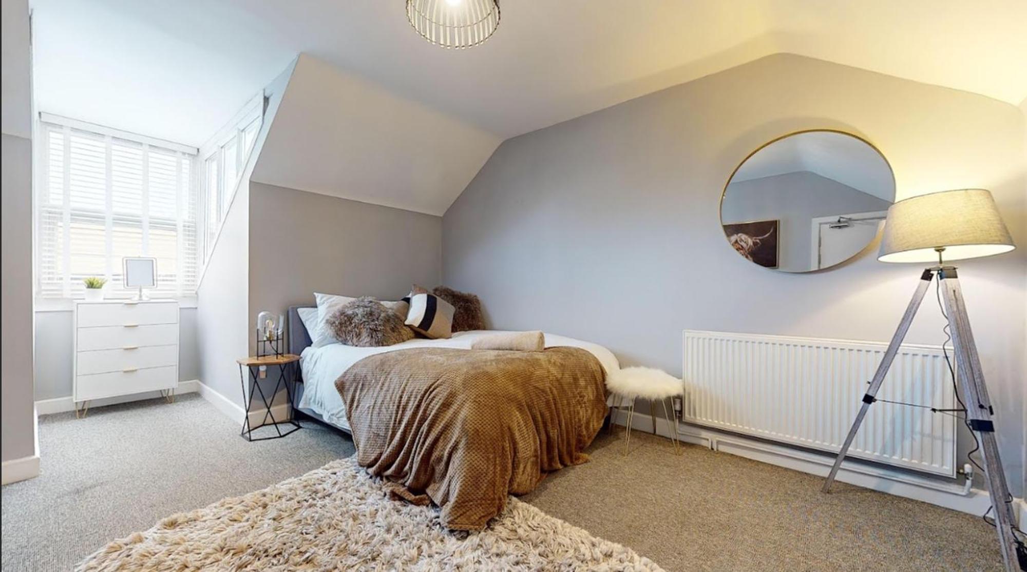 Castle Boulevard - 3 Bedrooms Sleeps 5, Free Parking & Wifi - Close To Centre, & Hospital