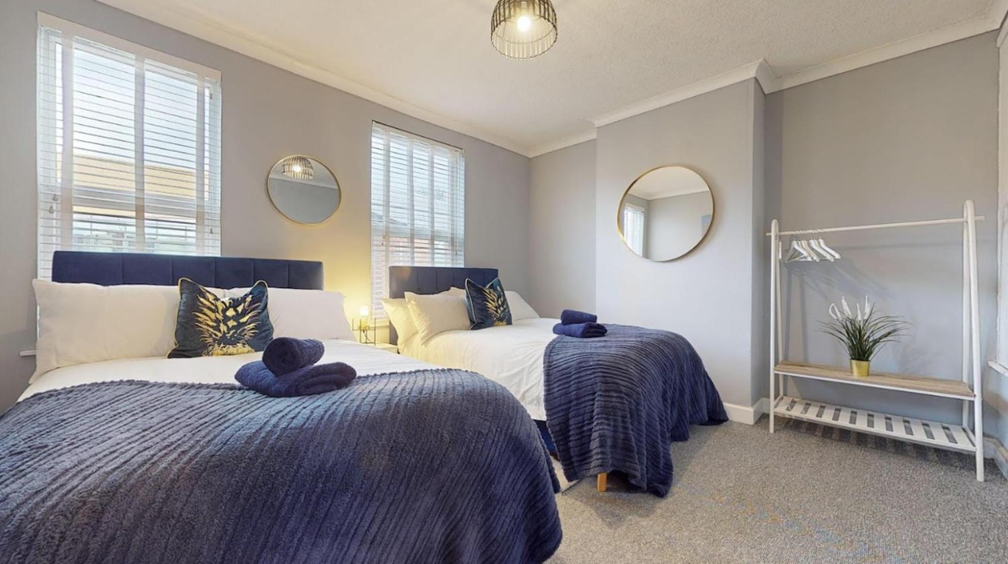 Castle Boulevard - 3 Bedrooms Sleeps 5, Free Parking & Wifi - Close To Centre, & Hospital *