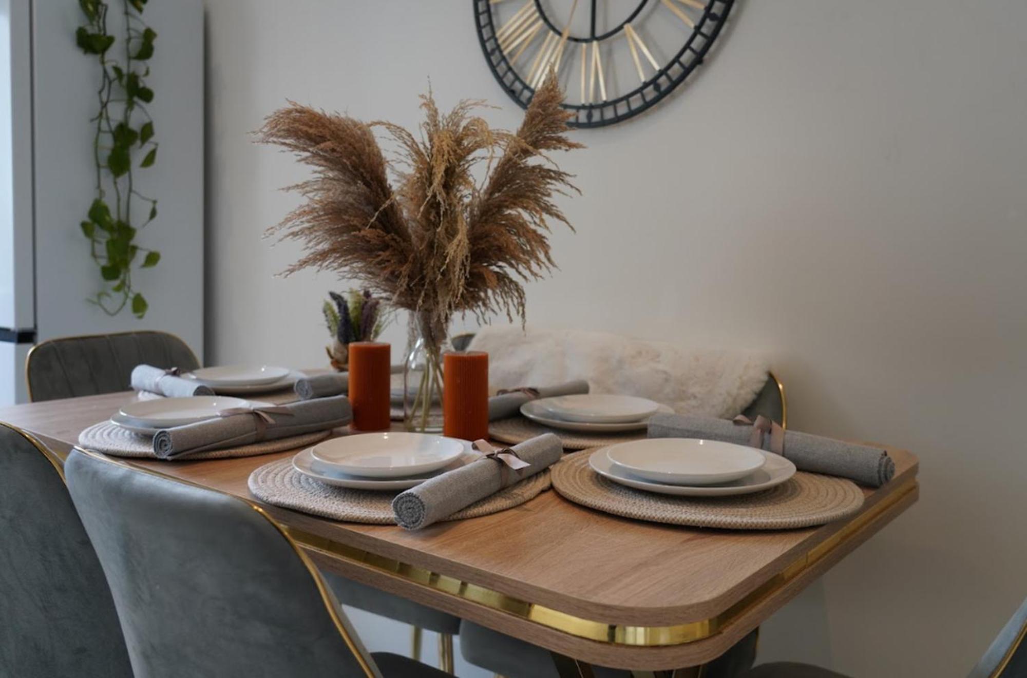 Castle Boulevard - 3 Bedrooms Sleeps 5, Free Parking & Wifi - Close To Centre, & Hospital Apartment