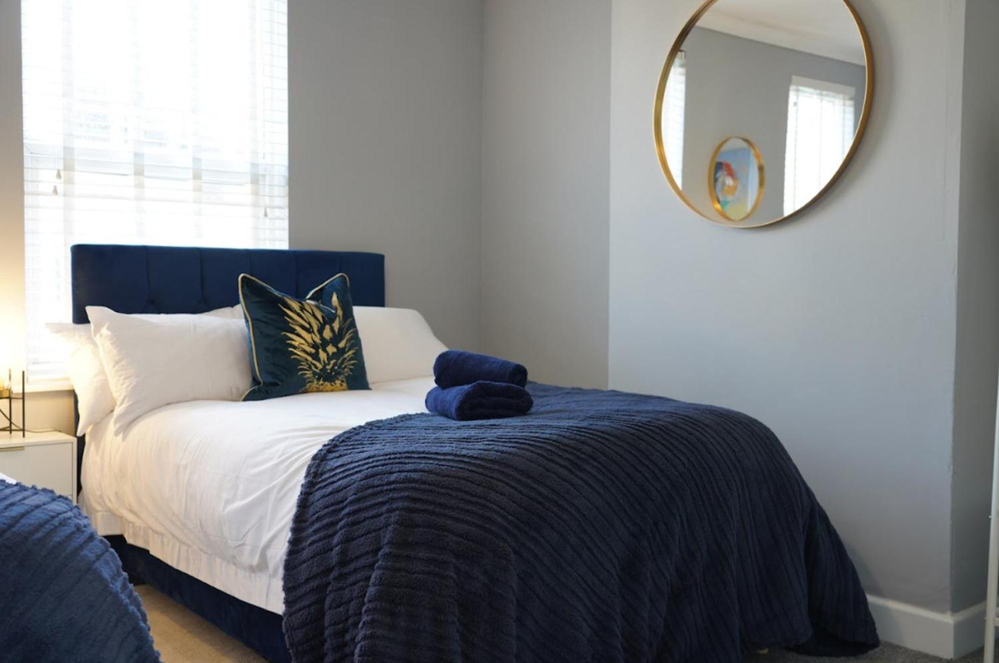 Castle Boulevard - 3 Bedrooms Sleeps 5, Free Parking & Wifi - Close To Centre, & Hospital