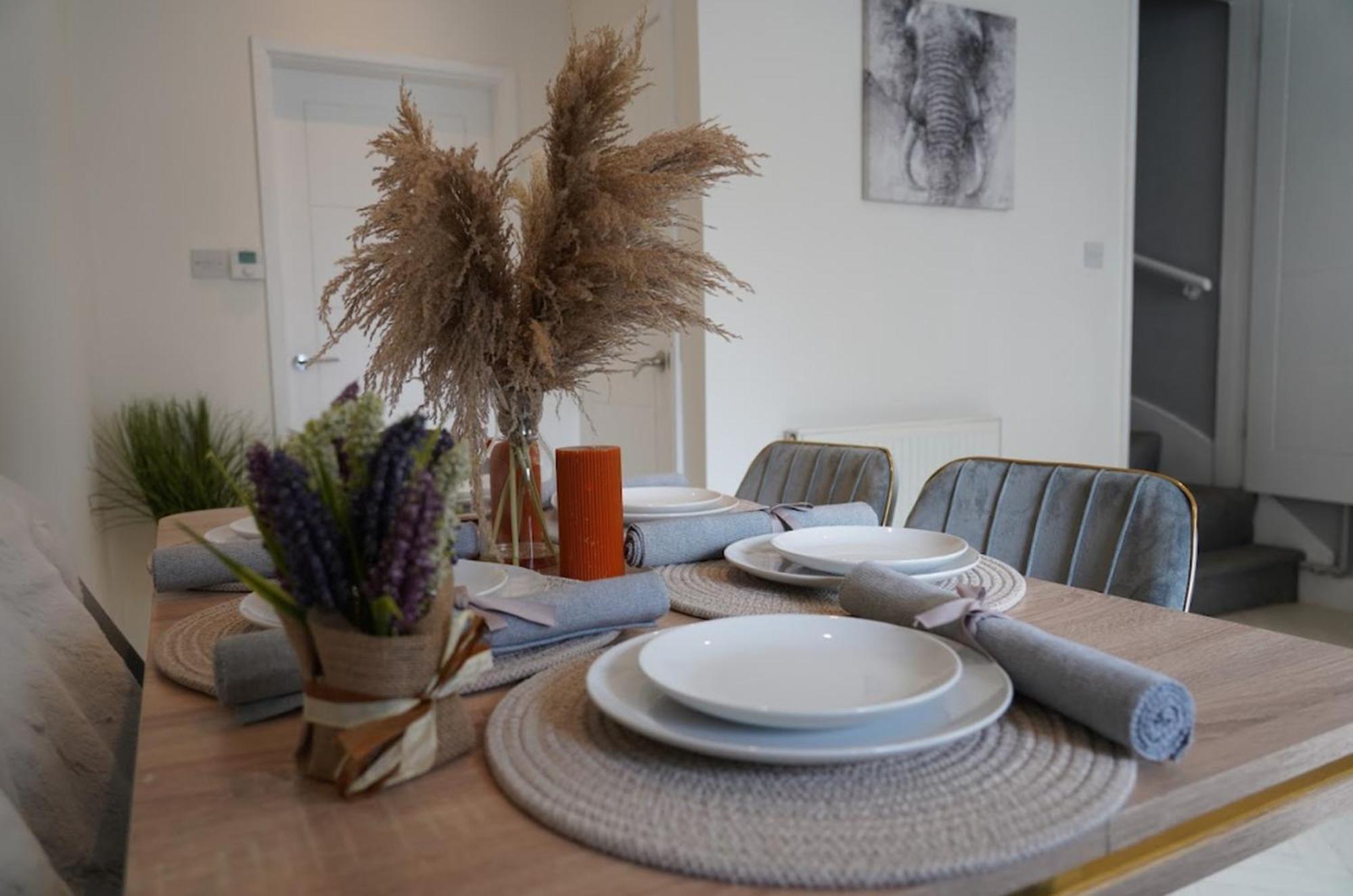 Castle Boulevard - 3 Bedrooms Sleeps 5, Free Parking & Wifi - Close To Centre, & Hospital Apartment *