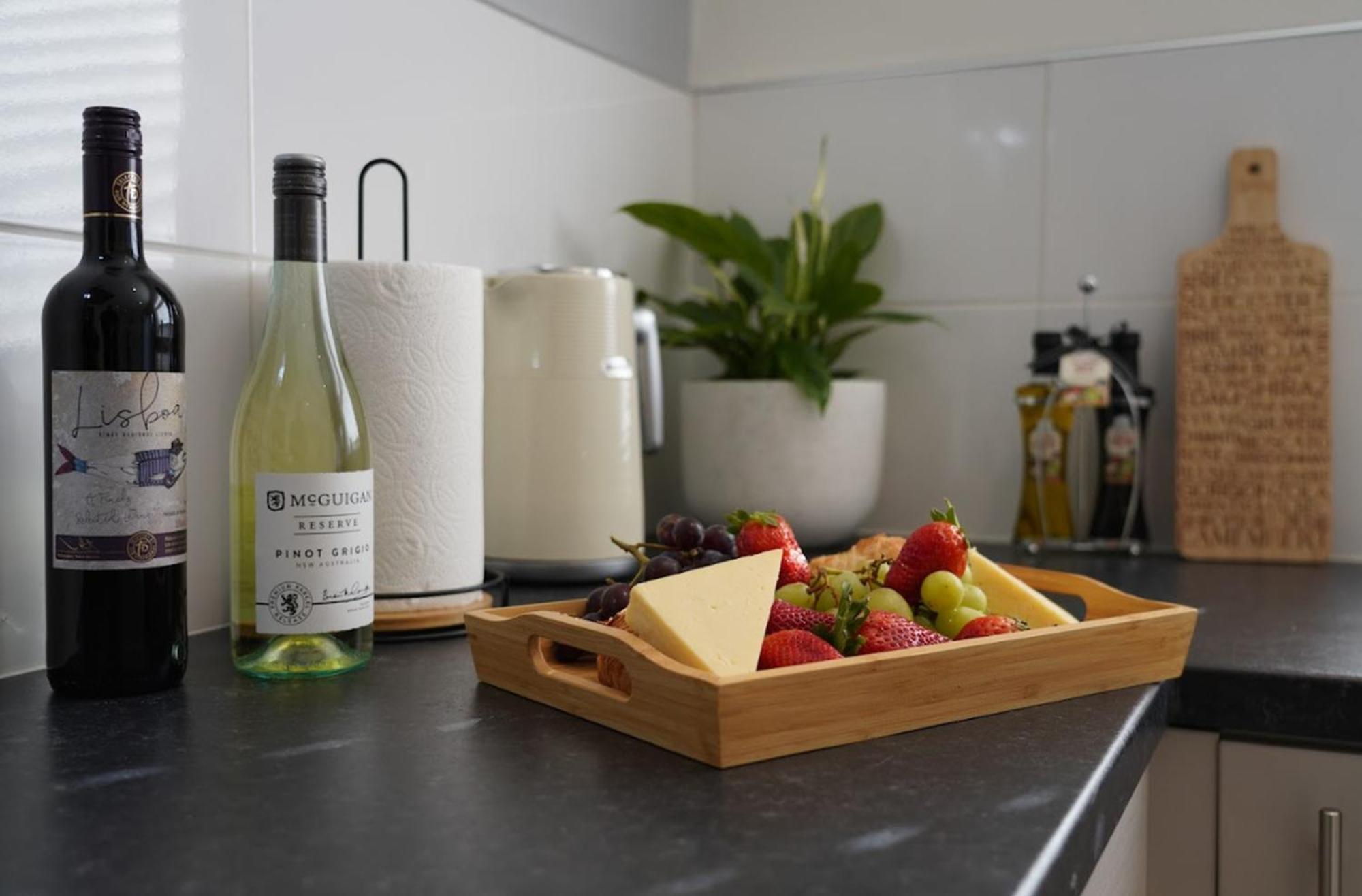 Castle Boulevard - 3 Bedrooms Sleeps 5, Free Parking & Wifi - Close To Centre, & Hospital Apartment